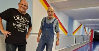 Ewald Schmidt und Wolfgang Mangler bringen die nach einem Wasserschaden angefaulte Wand wieder in Schuss.